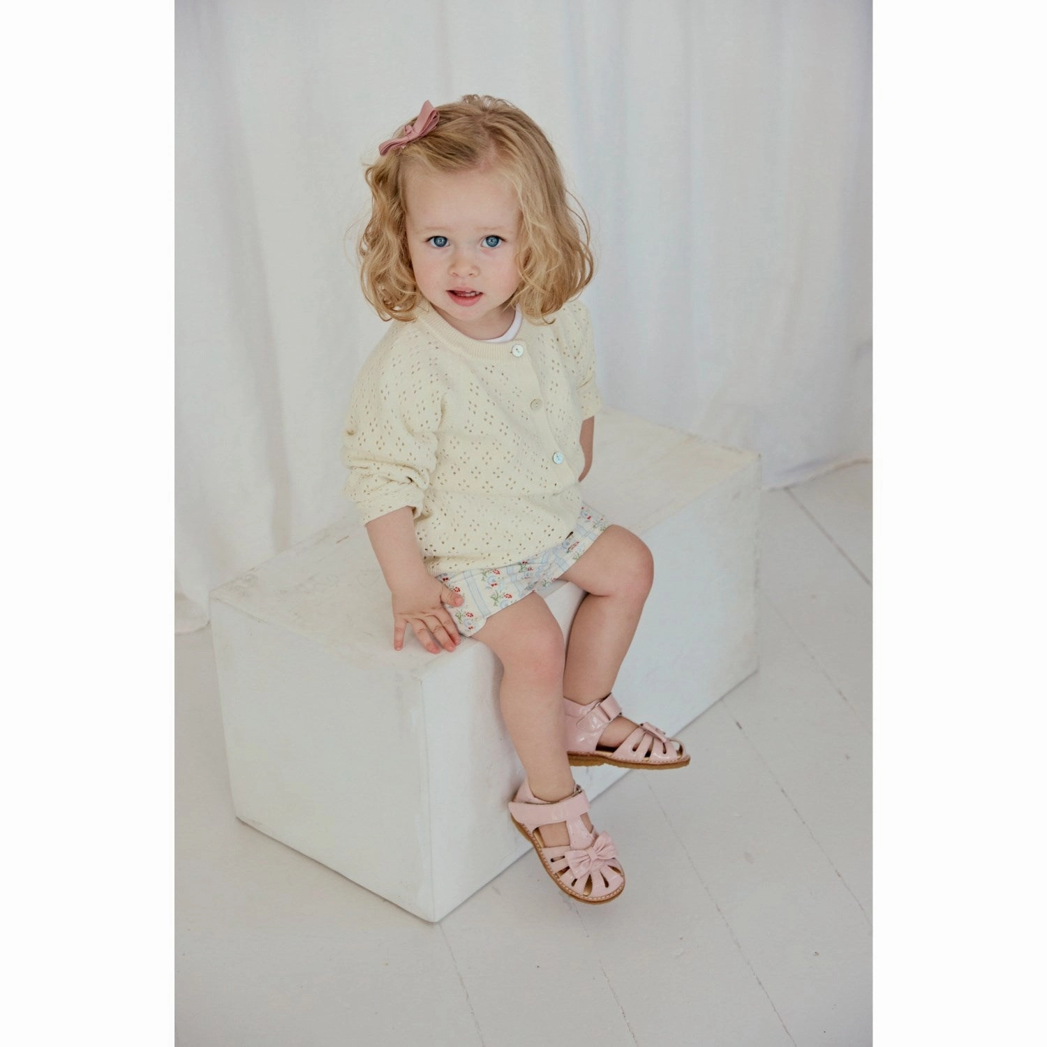 Angulus Rosebud Beginner Sandal Med Bow Og Velcro Fastening