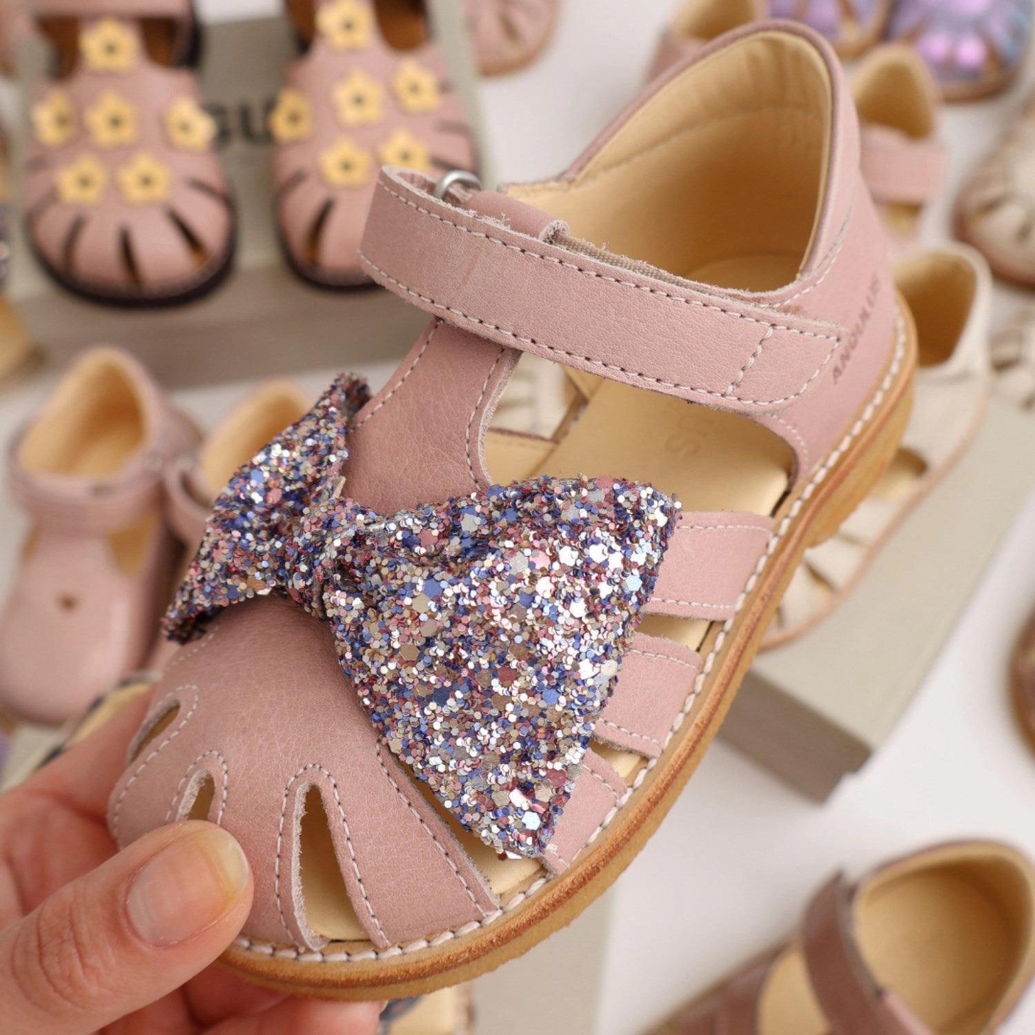 Angulus Rosebud/Pastel multi glitter Sandal Med Glittersljfe Og Velcro Closure