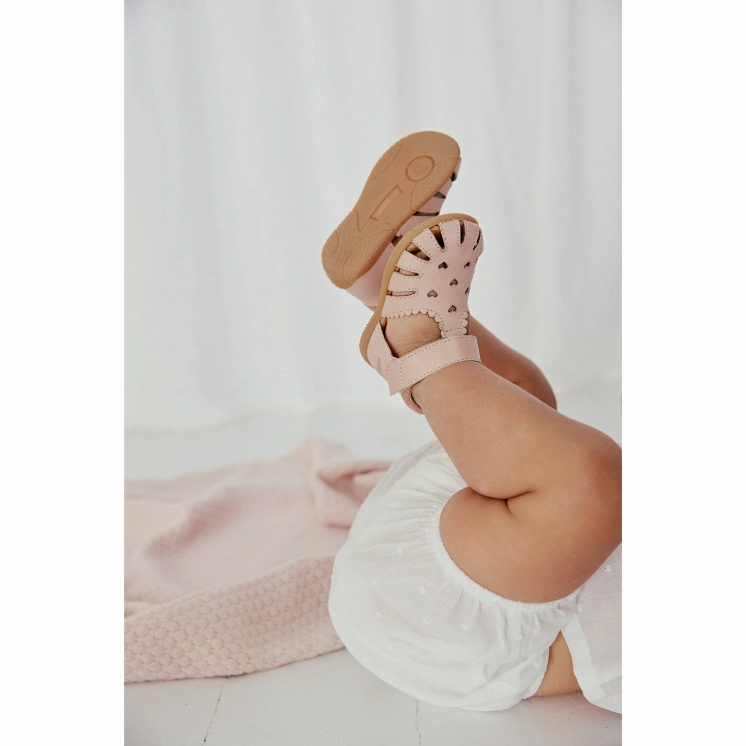 Angulus Rosebud/Rosebud Barnets Frste Sandal Med Udstanset Hjertemnster