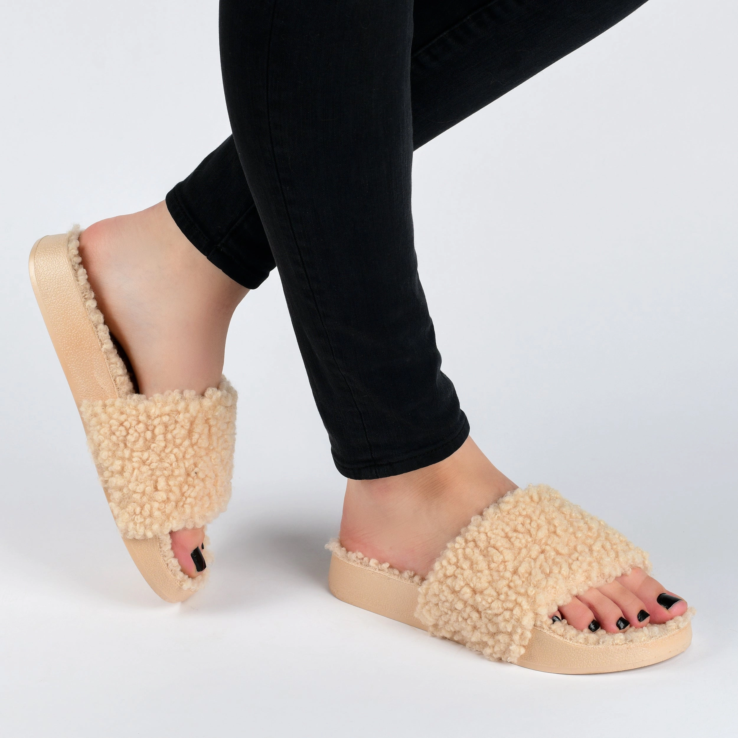 Journee Collection Women's Faux Fur Haimi Slipper