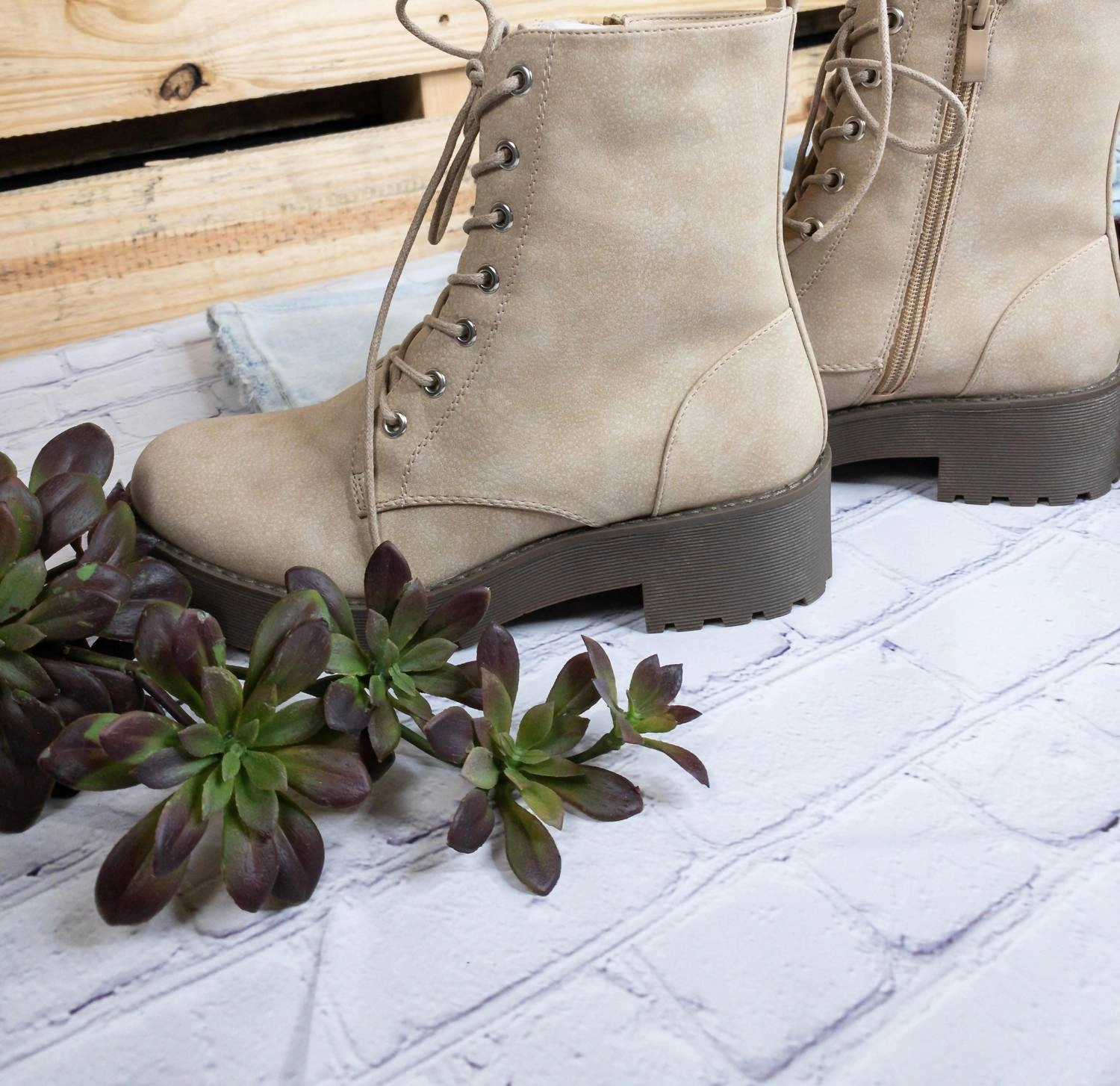 Mazzy Buck Boots In Natural