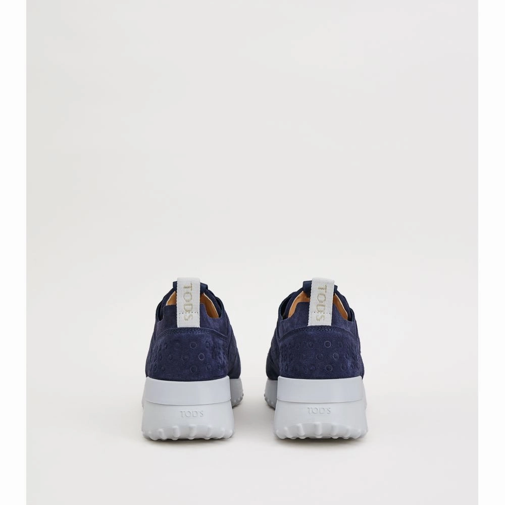 Sneakers in Suede