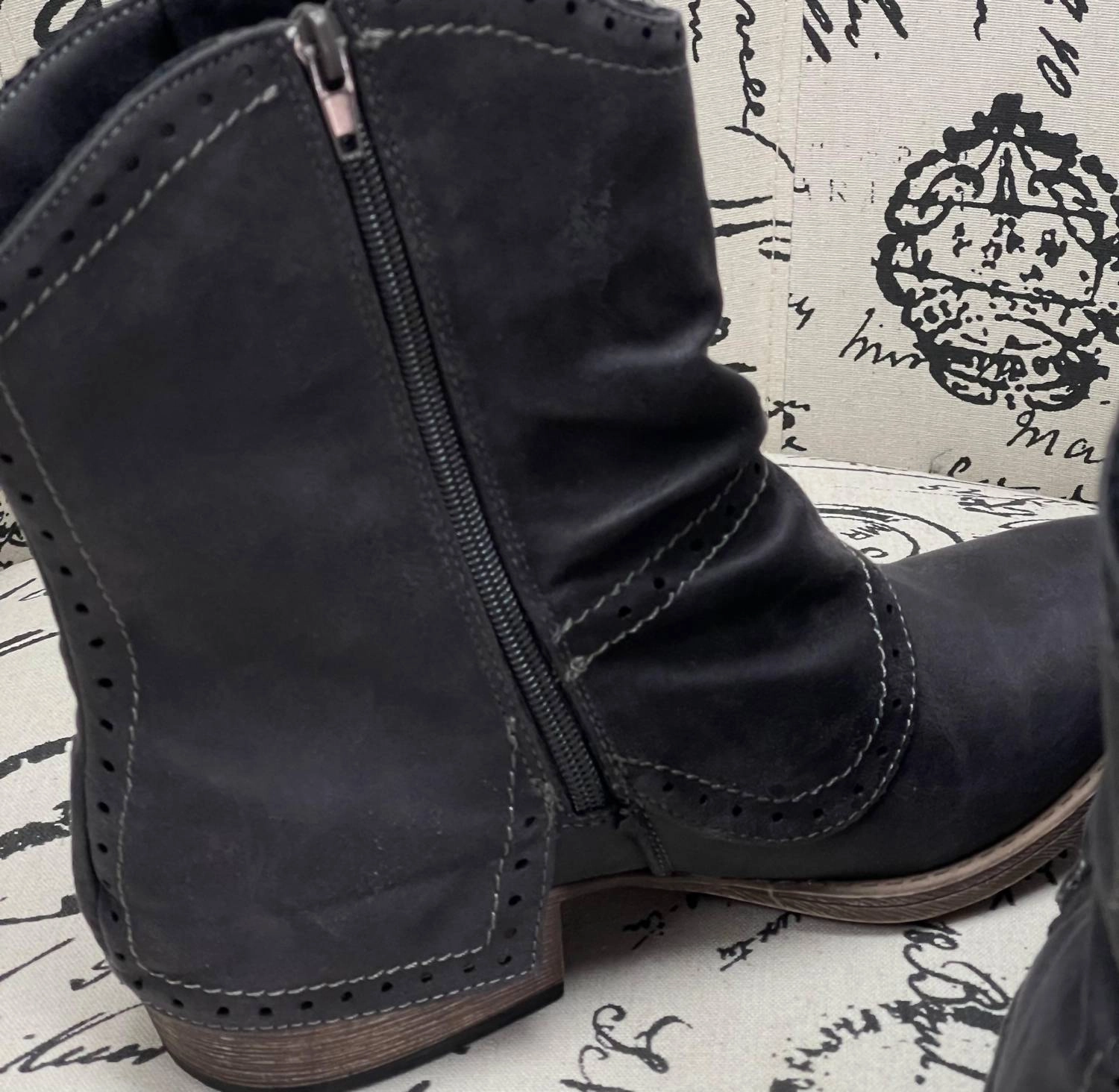 Women B Don Boots In Black