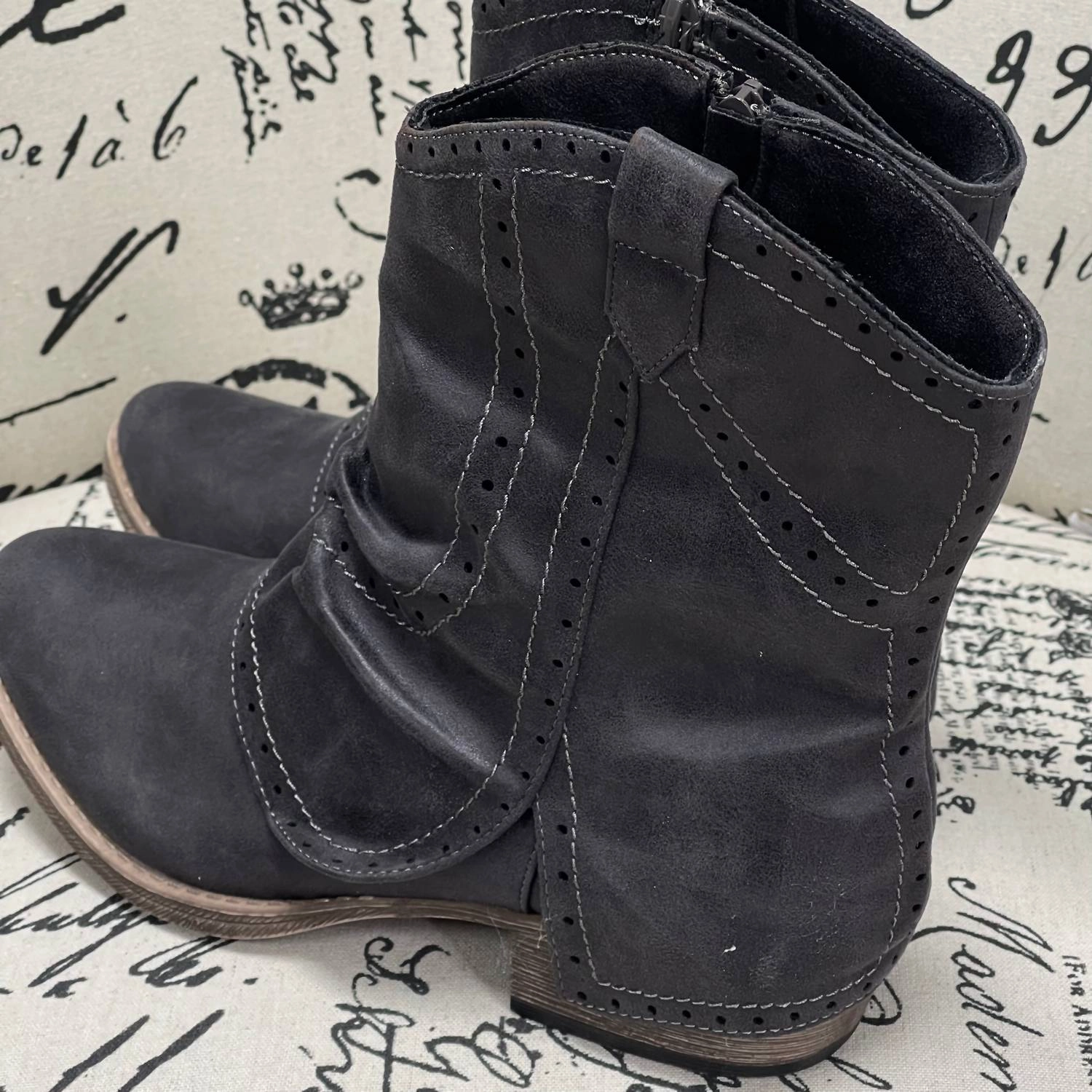 Women B Don Boots In Black