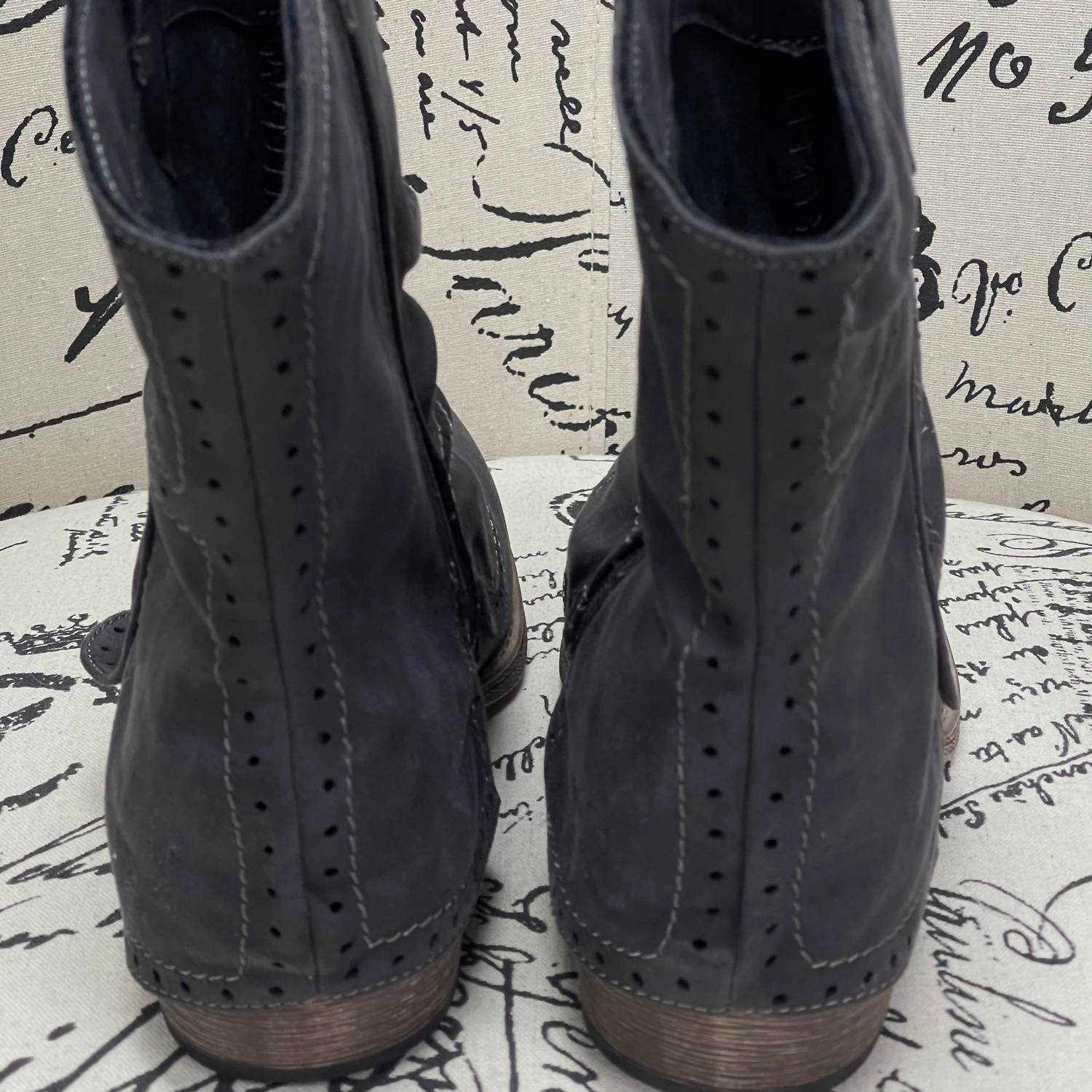 Women B Don Boots In Black