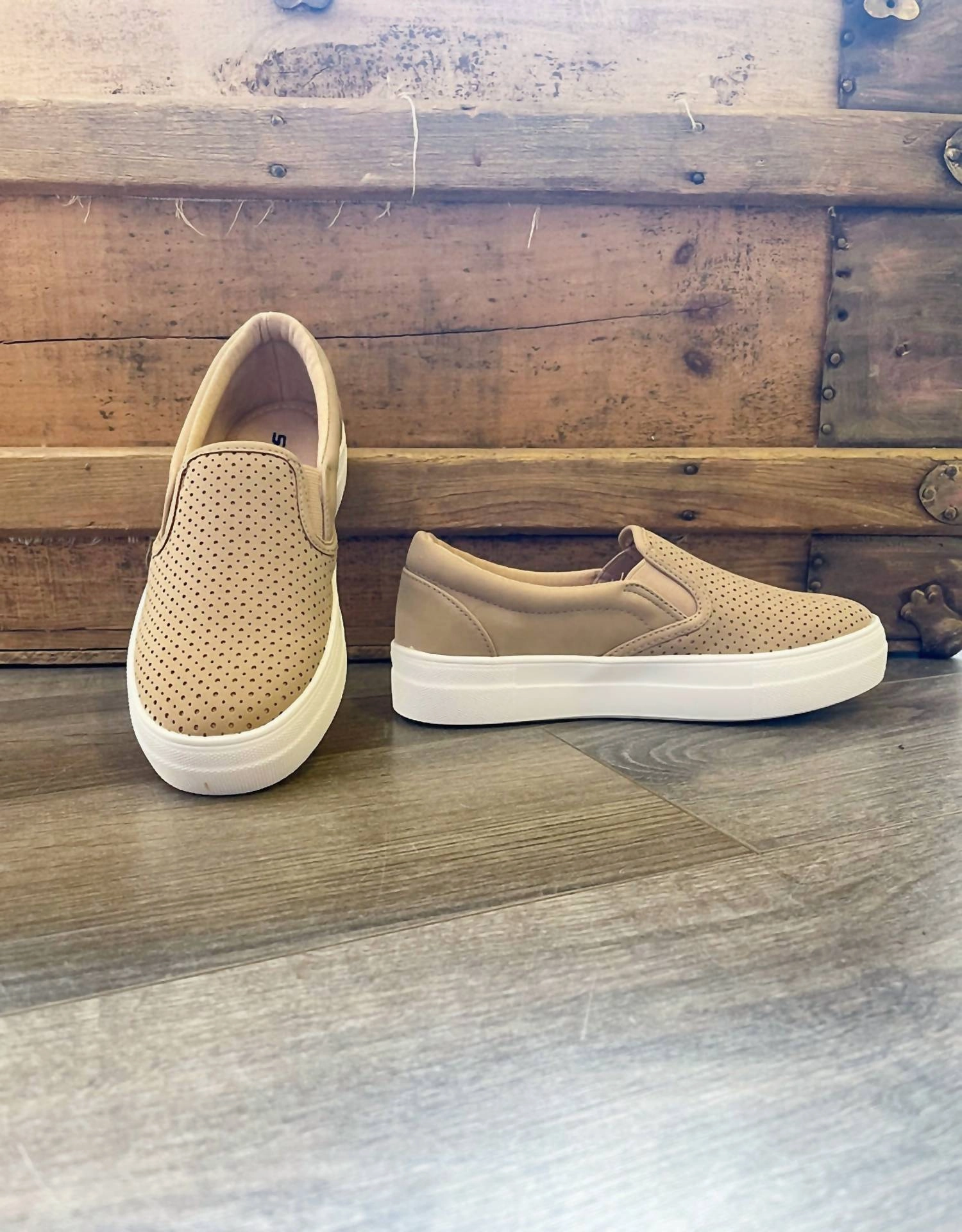 Women's Croft Shoe In Natural Womens Slippers at low price