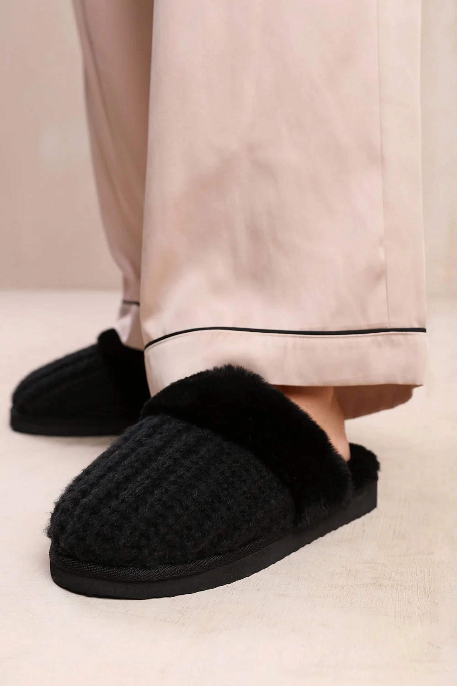 Women's Knitted Snug Faux Fur Slippers In Black