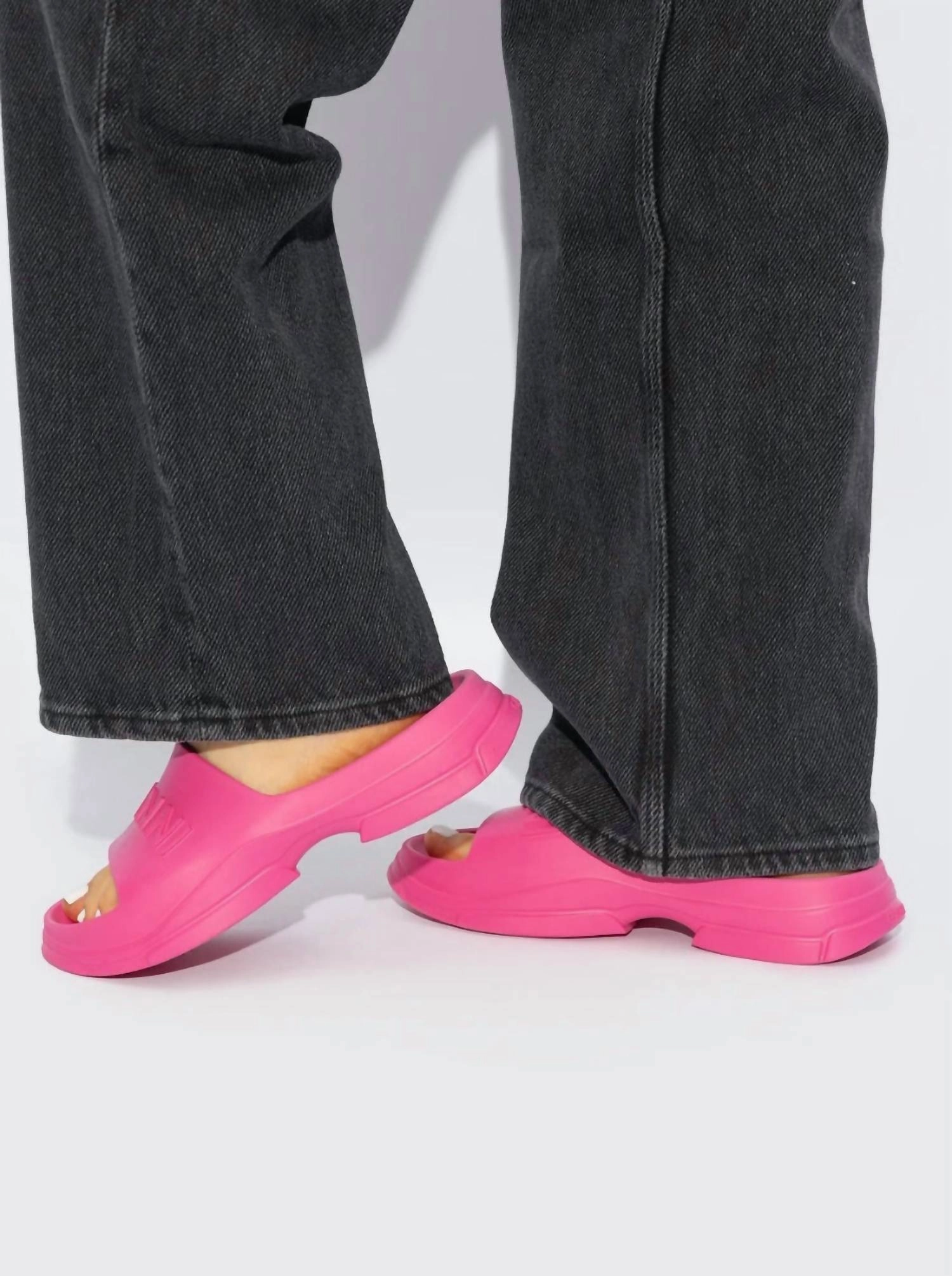 Women's Pool Slide Sandals In Shocking Pink