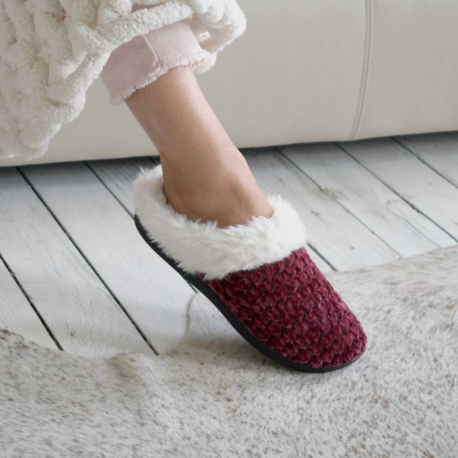 Women's Recycled Popcorn Chenille Erin Hoodback Slipper In Blackberry