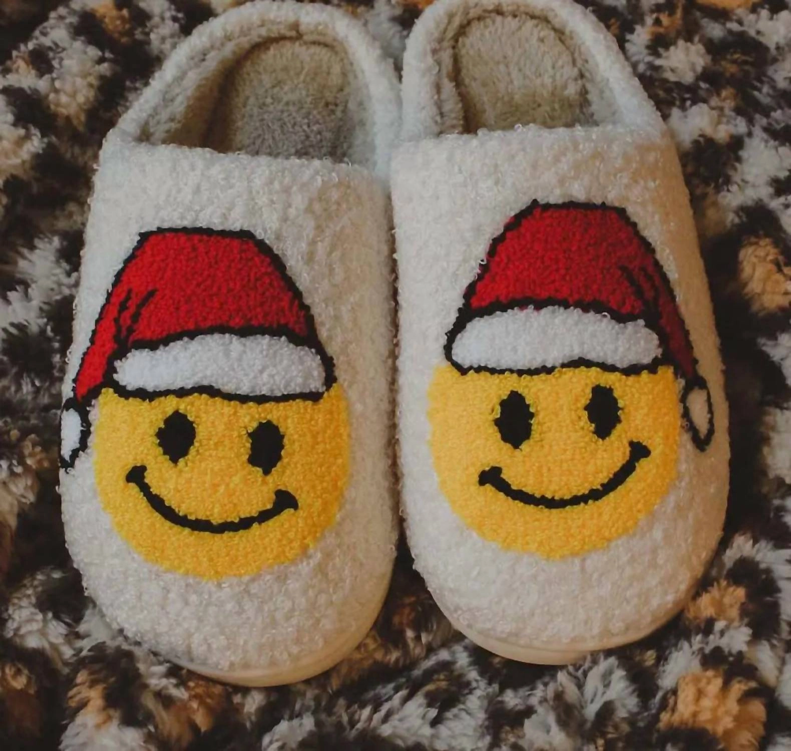 Women Santa Christmas Happy Face Sherpa Slippers In Santa Smiley